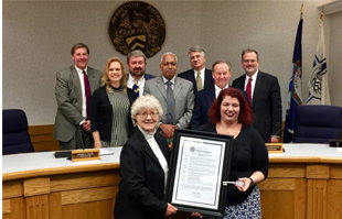 sarah lynch receives key to the city from city council
