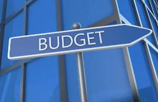 A sign with the word budget pointing to the right